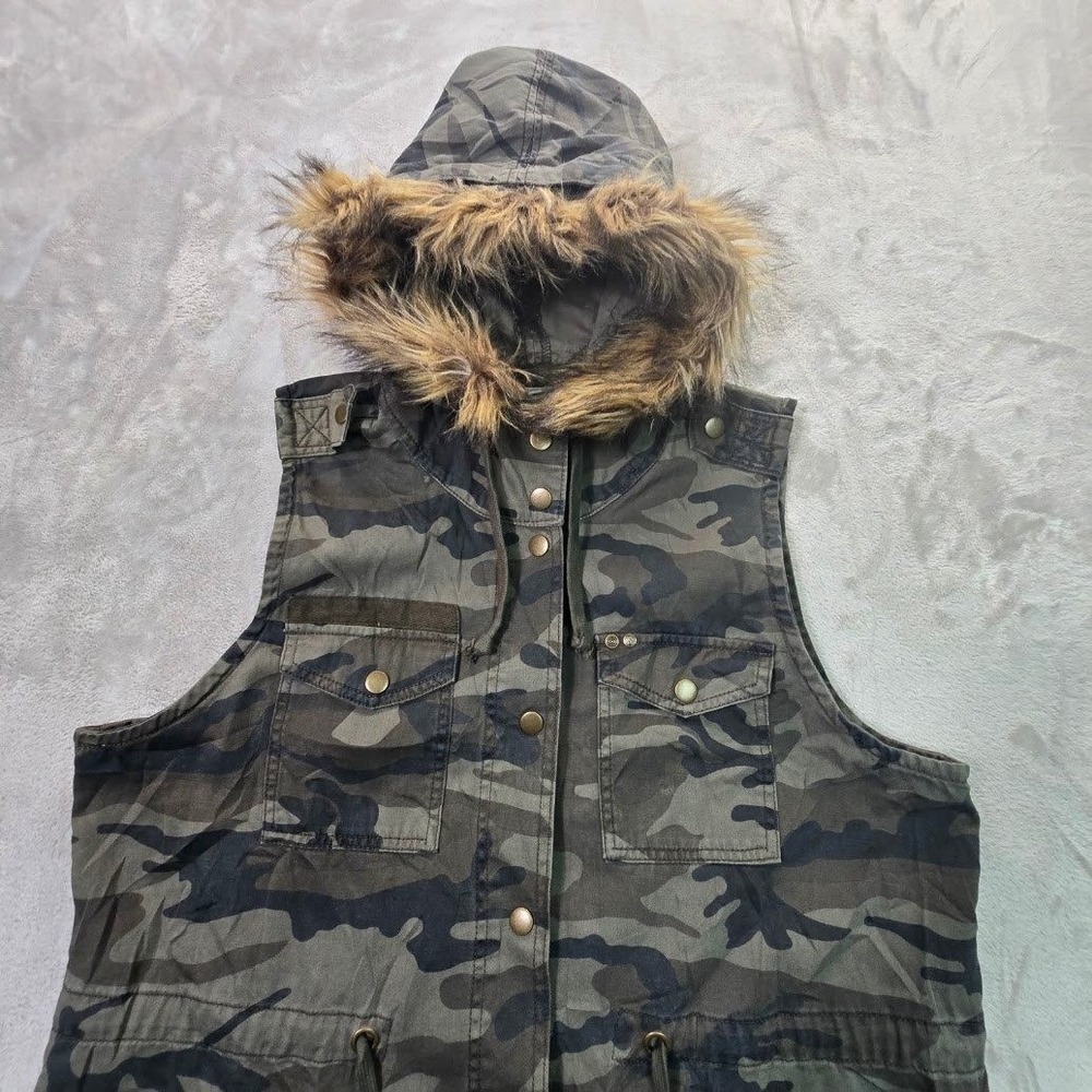 Maurices Camo Utility Vest Womens XL Faux Fur Trim Hooded Snap Front Green Camo